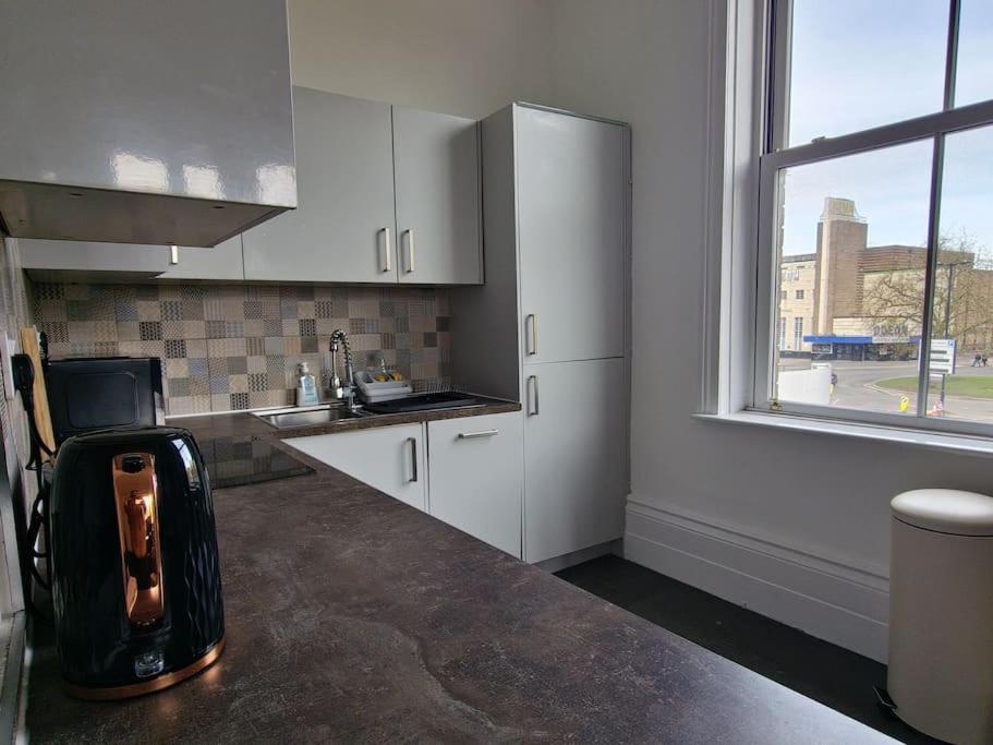 The Stray Adjacent, Interior-Designed 2-Bed Apartment- Luxury 哈罗盖特 外观 照片