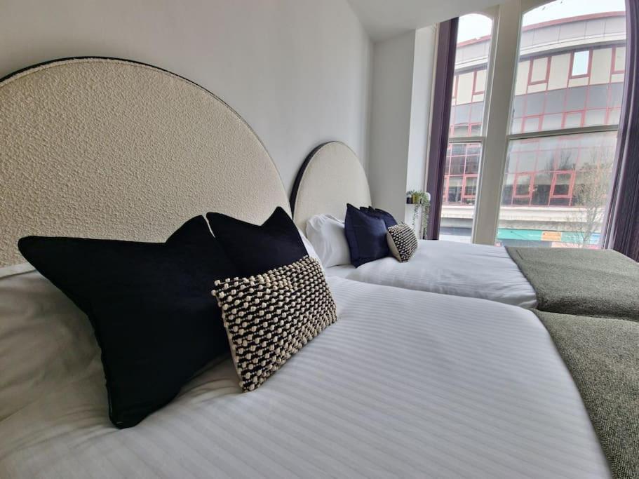 The Stray Adjacent, Interior-Designed 2-Bed Apartment- Luxury 哈罗盖特 外观 照片